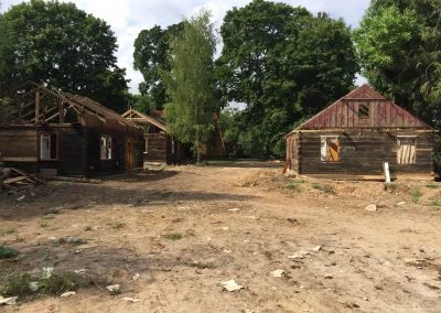 Pierwsze drewniane domy przeniesione do Sporego przed renowacją
