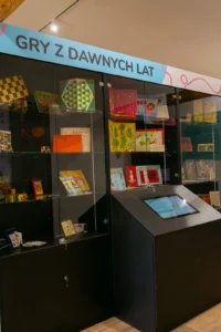 Kolekcja dawnych zabawek w muzeum Przysiółka Spore.