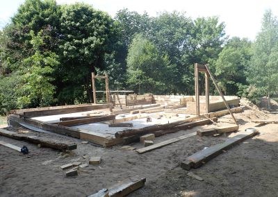 Fundamenty i belki pierwszego domu w Przysiółku Spore